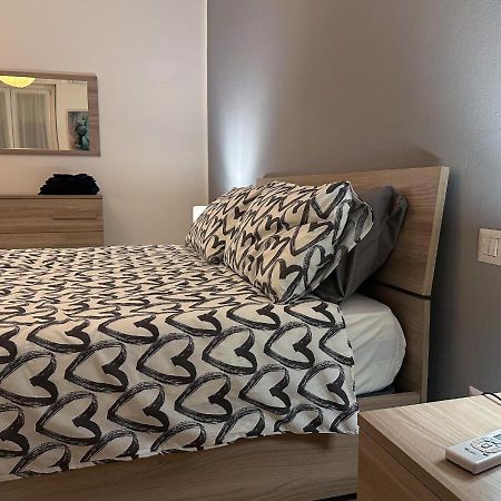 Modern Cenisio Apartment - Self Check-In & Parking Milaan Buitenkant foto